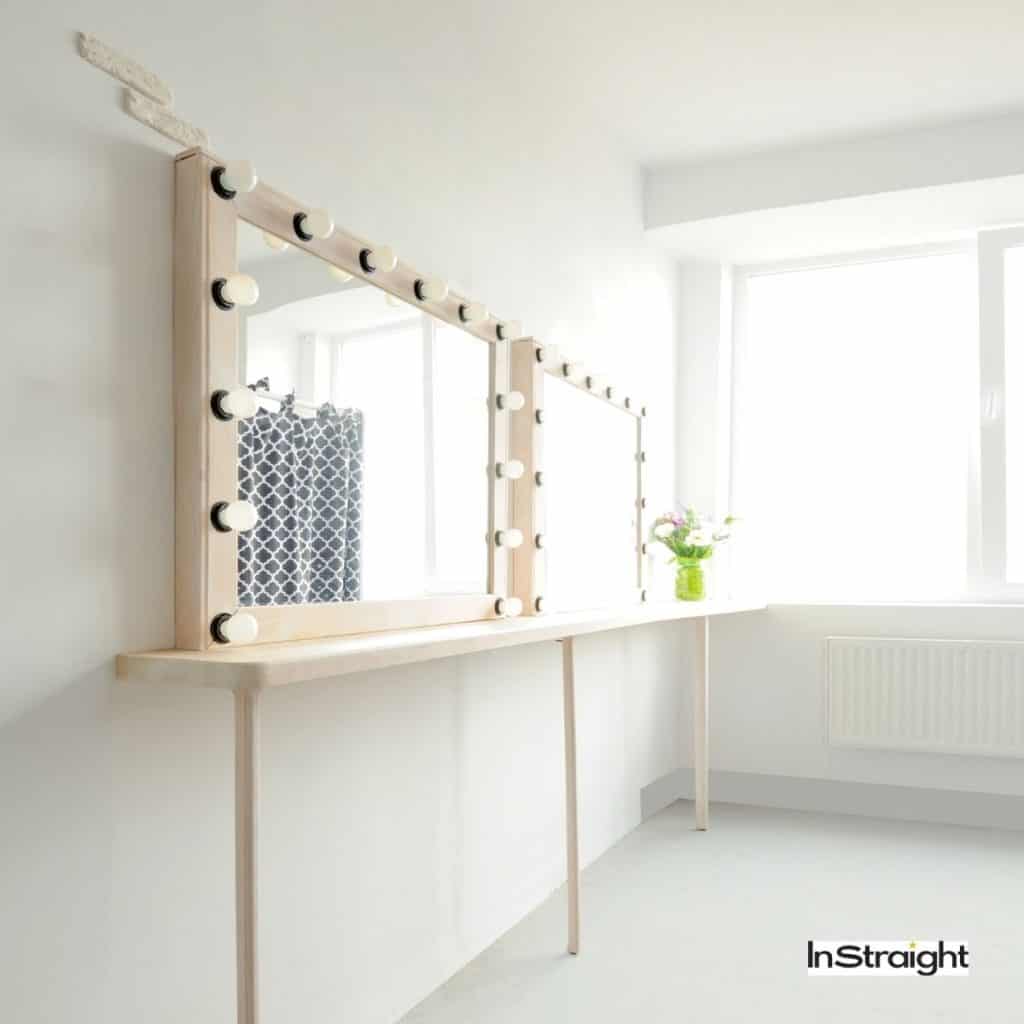 mirror with light bulbs